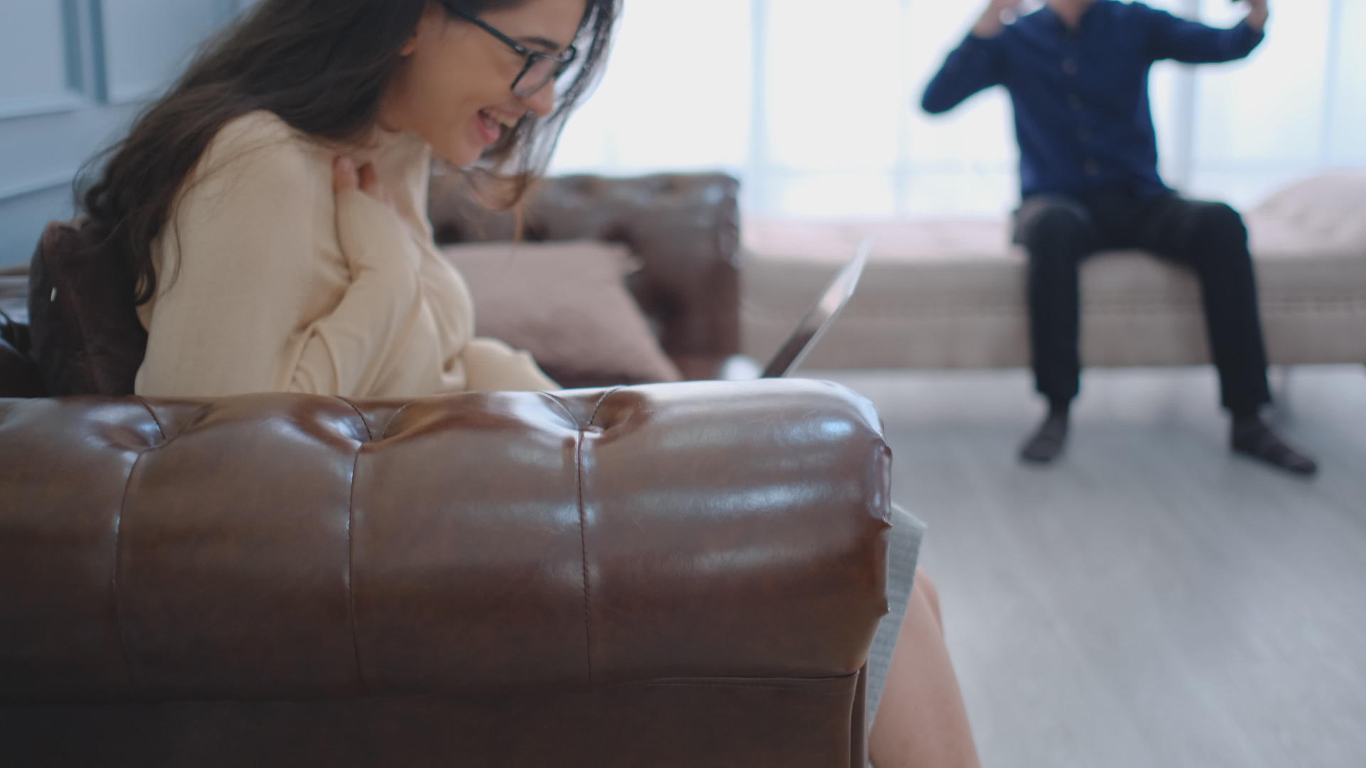 夫妻和女人呆在家里保持社会距离和新的正常生活方式视频的预览图