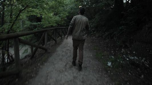 男孩迷失在树林里视频的预览图