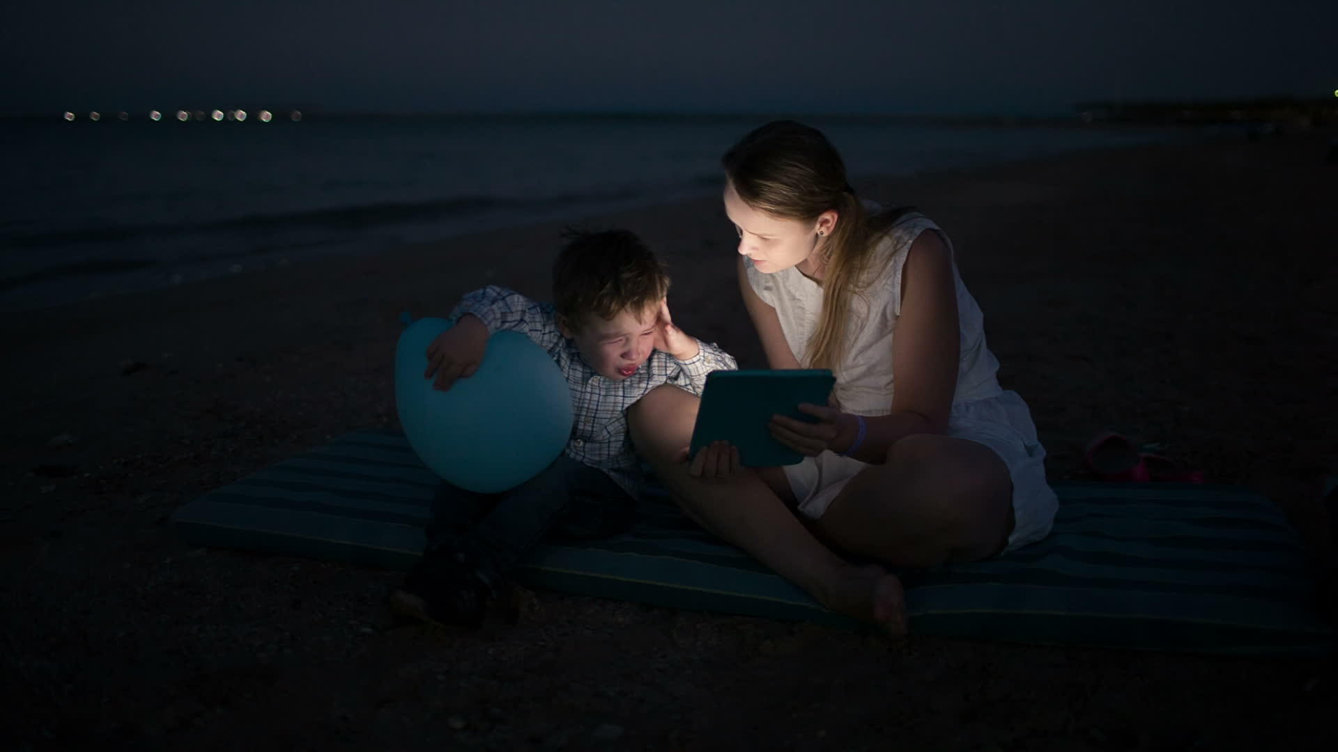 晚上母亲和儿子在海上有垫子视频的预览图