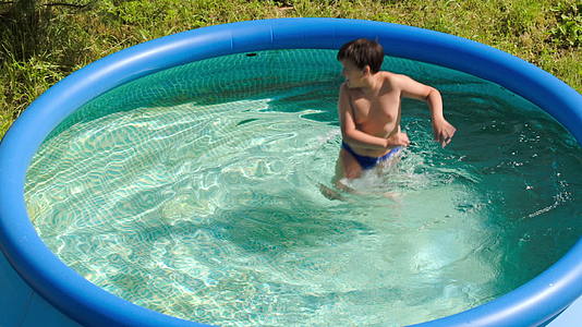 在炎热的夏天在户外游泳池玩得开心视频的预览图