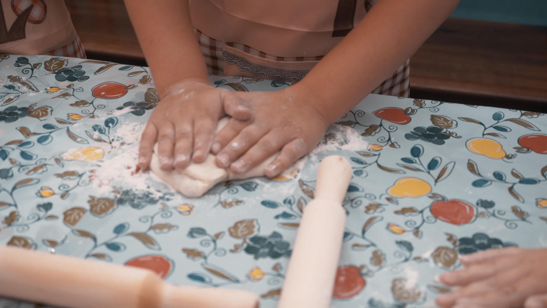 小男孩在学校烹饪课上为糕点准备面团快乐的男孩在面包里视频的预览图