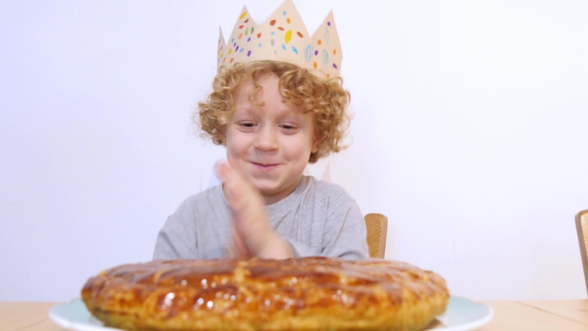 金发小男孩吃国王蛋糕视频的预览图