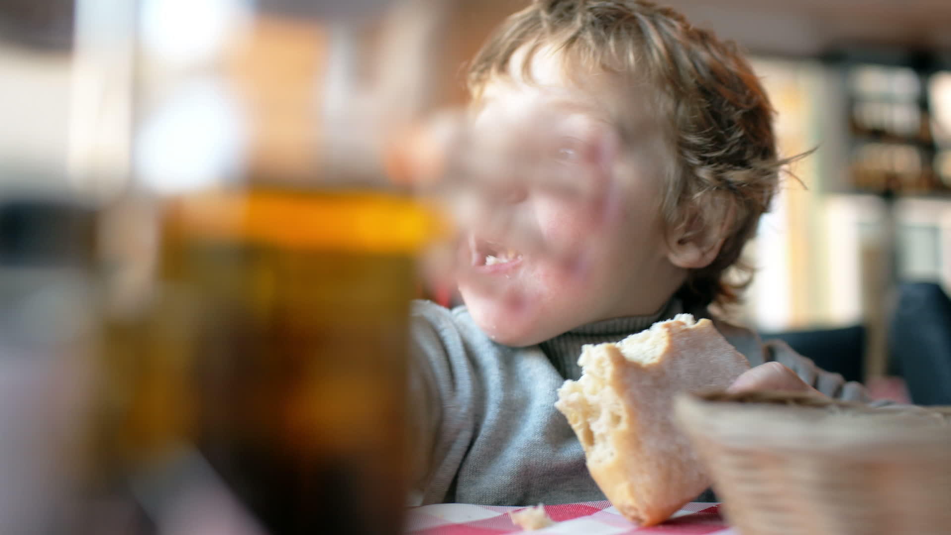 可爱的男孩在咖啡馆吃面包视频的预览图