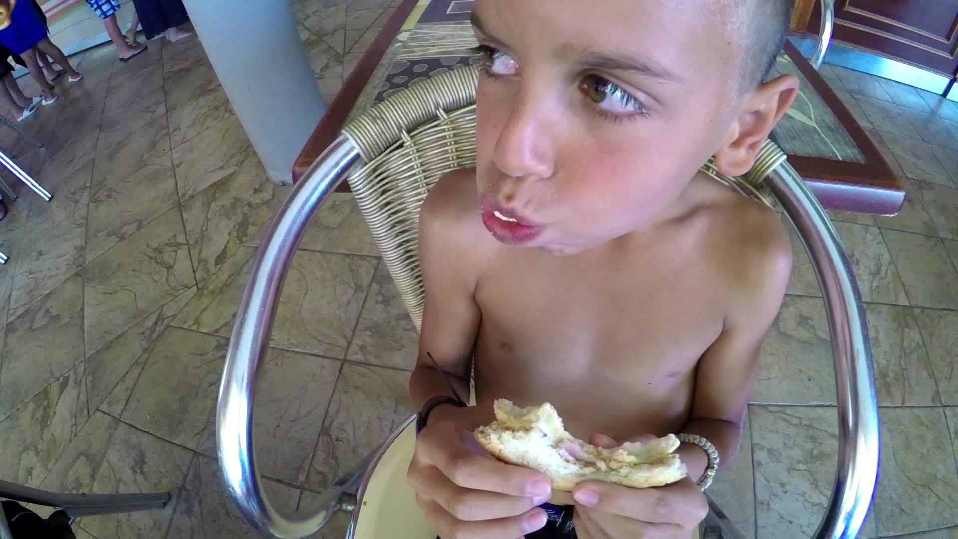 饥饿的搞笑男孩吃烤面包三明治慢动作视频的预览图