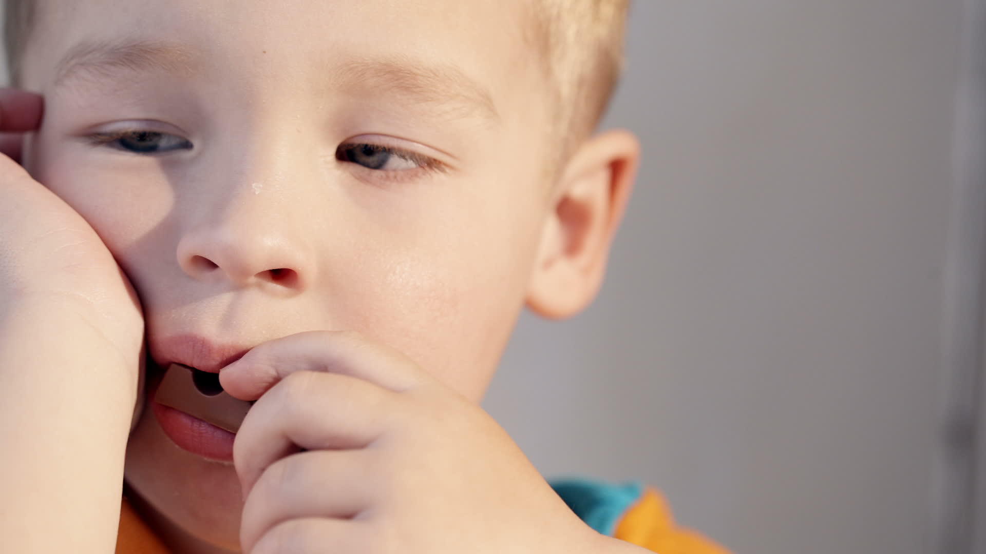 一个小男孩吃巧克力的近身镜头视频的预览图