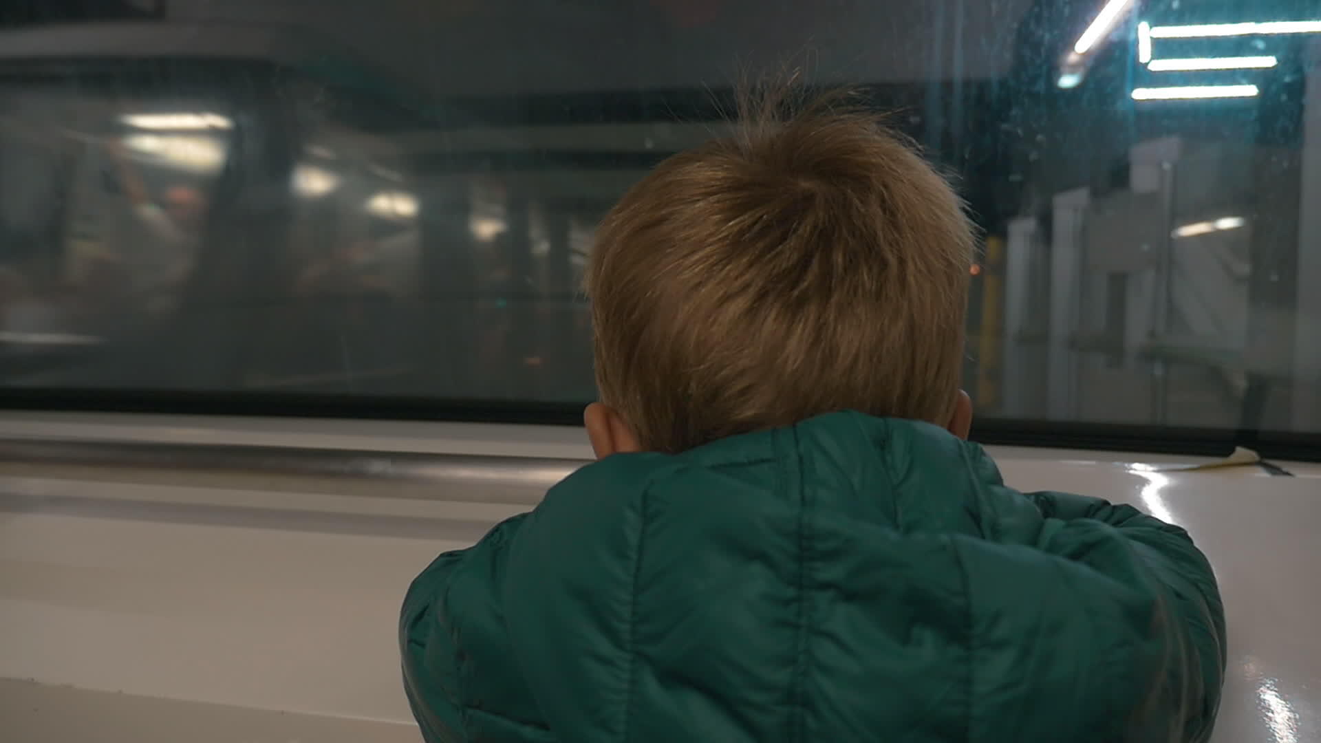 孩子看着地铁火车窗外的窗户视频的预览图