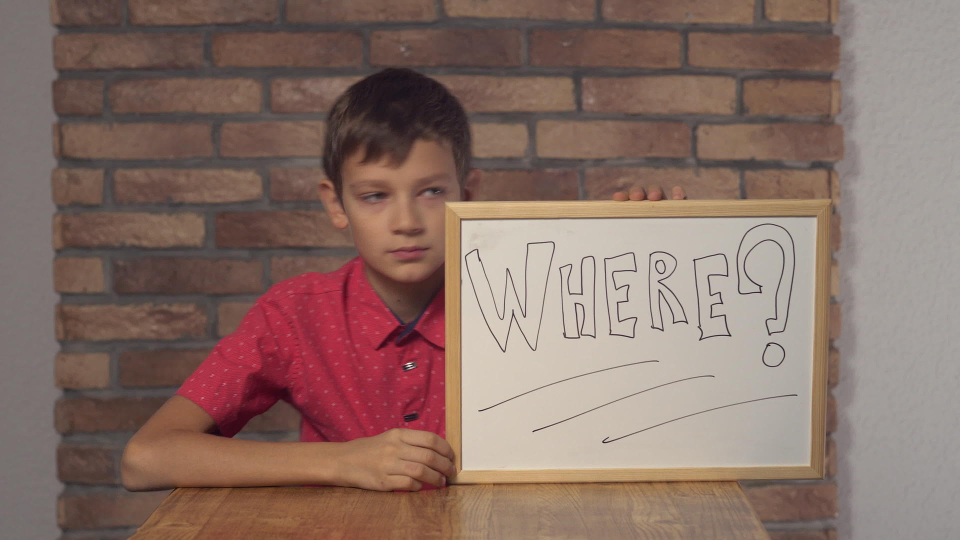 肖像小男孩展示白板用笔迹写在哪里视频的预览图