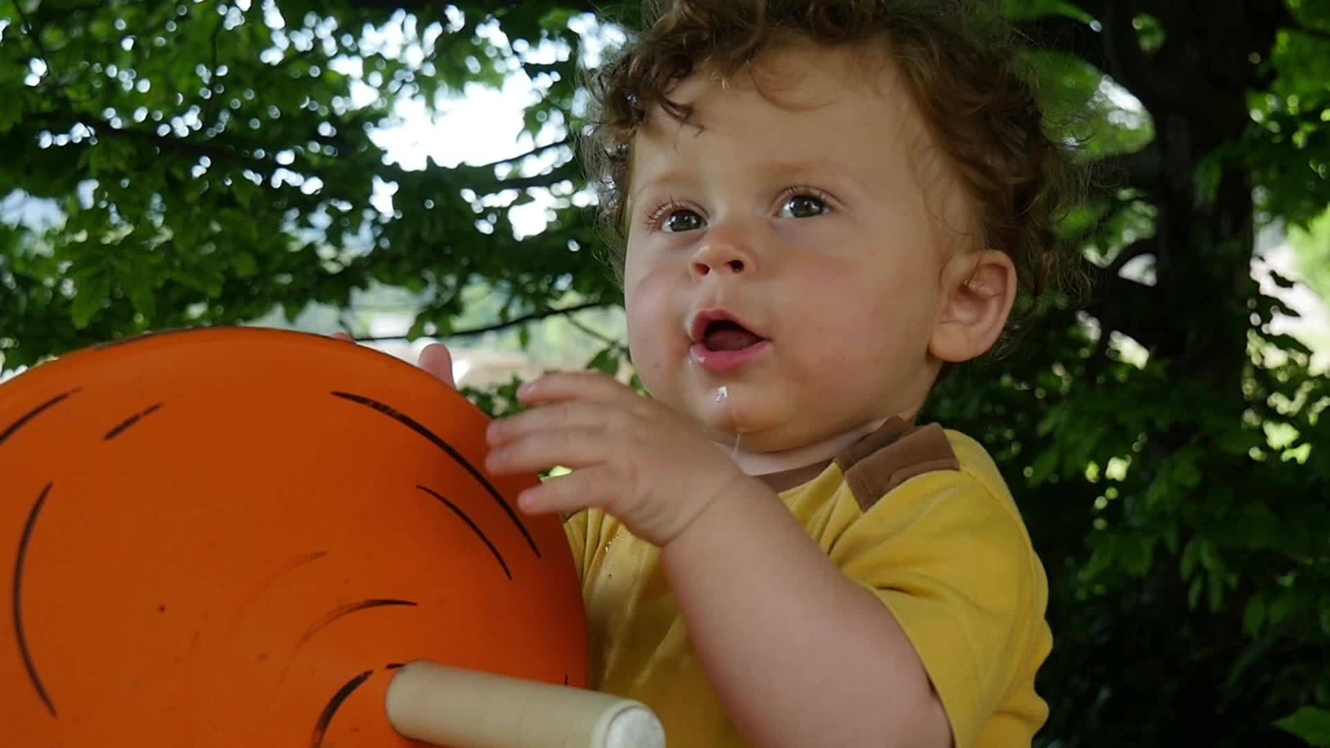 一个小男孩在外面玩肖像视频的预览图