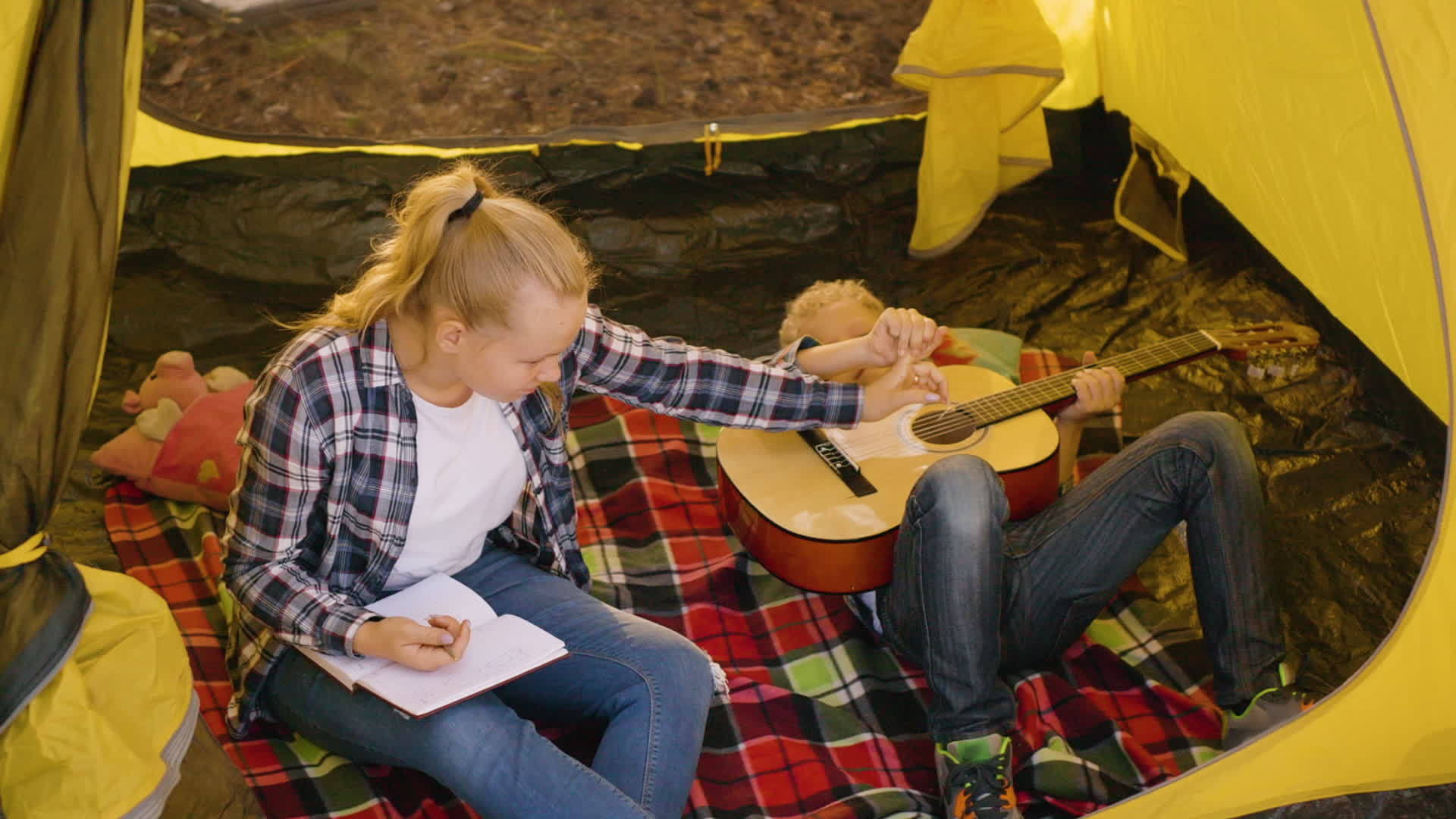 男孩和女孩在夏天远足时在露营帐篷里休息和旅行视频的预览图