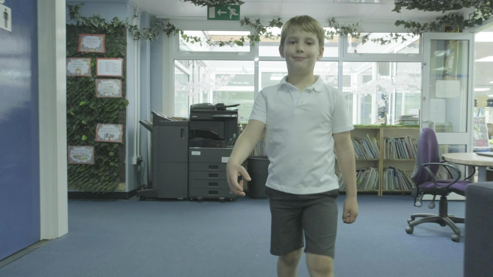 男孩在学校走路视频的预览图