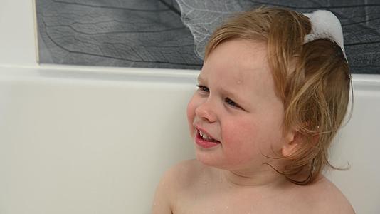 小男孩洗澡时用洗发水洗头视频的预览图