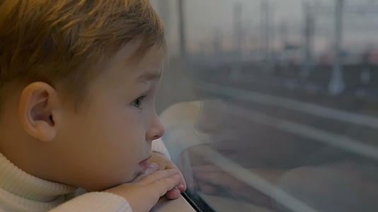 男孩在火车窗口旁边视频的预览图
