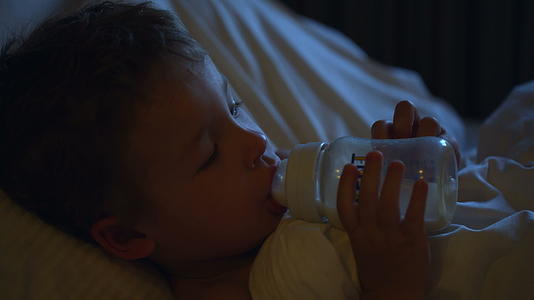 男孩睡觉前喝牛奶视频的预览图
