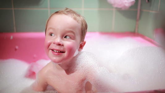 2岁男孩用泡沫慢动作洗澡视频的预览图