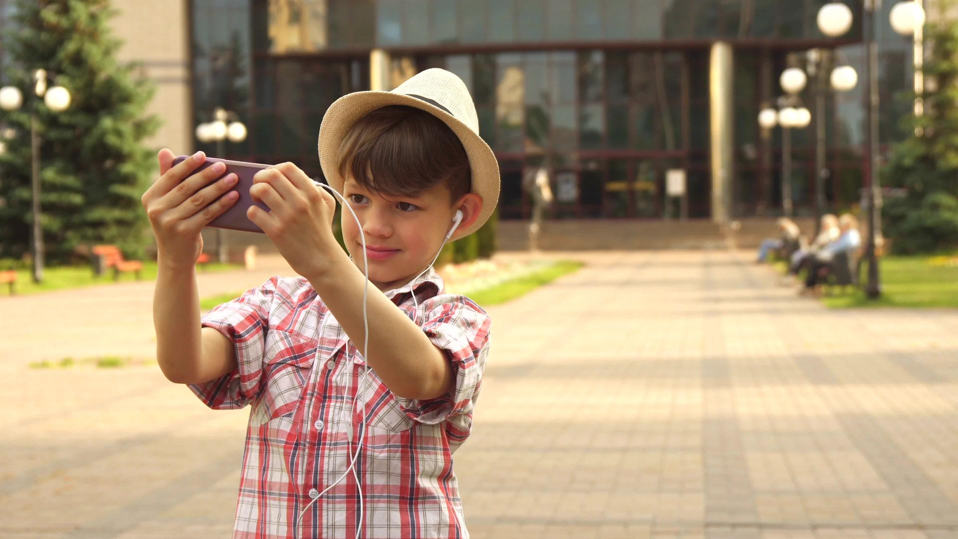 小男孩在户外玩自拍视频的预览图