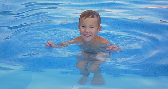 男孩在游泳池里微笑视频的预览图