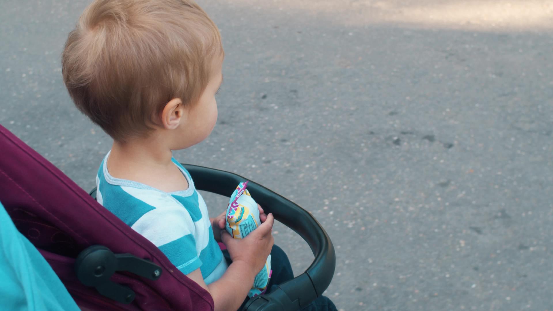 儿童骑婴儿车视频的预览图