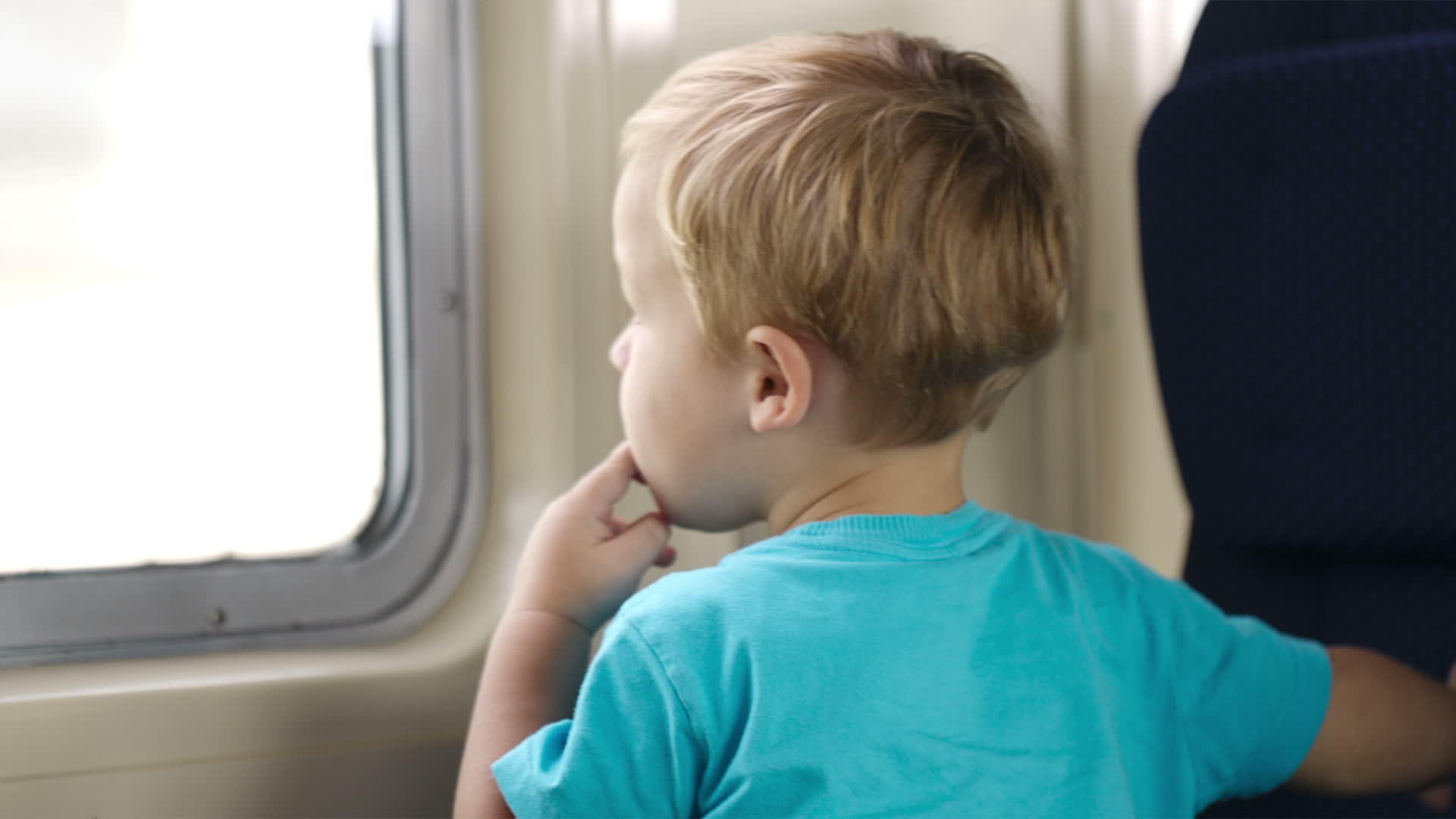 小男孩和他的母亲在火车上视频的预览图