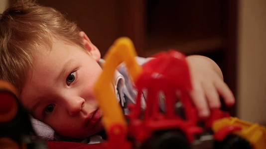 2岁男孩玩玩具卡车游戏视频的预览图