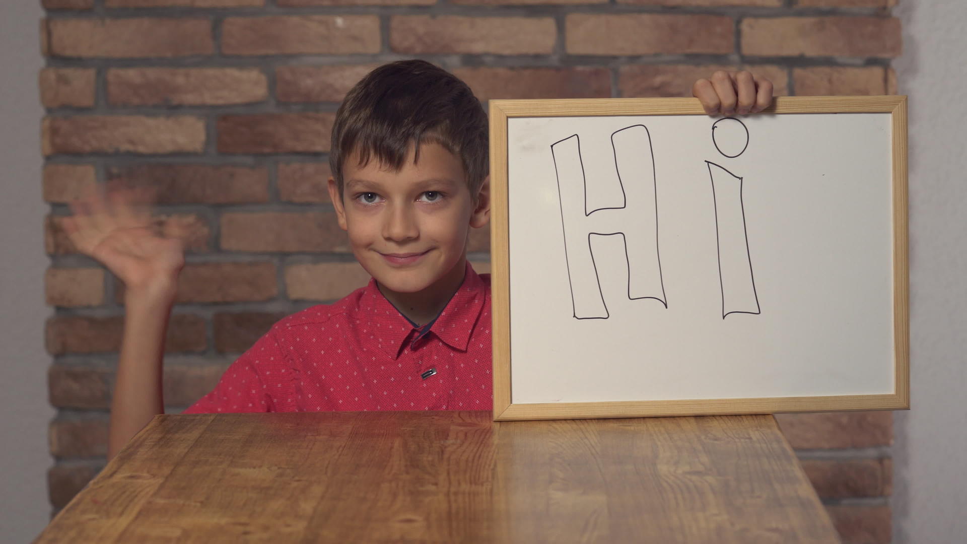 小男孩肖像展示白板和笔写字视频的预览图