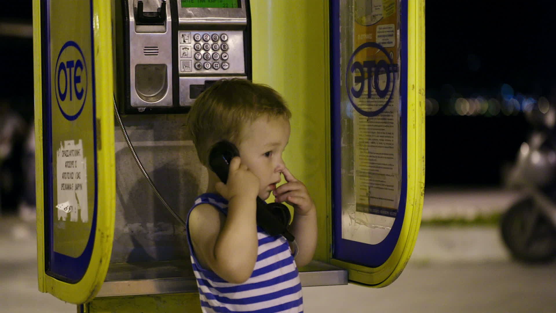 男孩在电话亭谈到电话视频的预览图