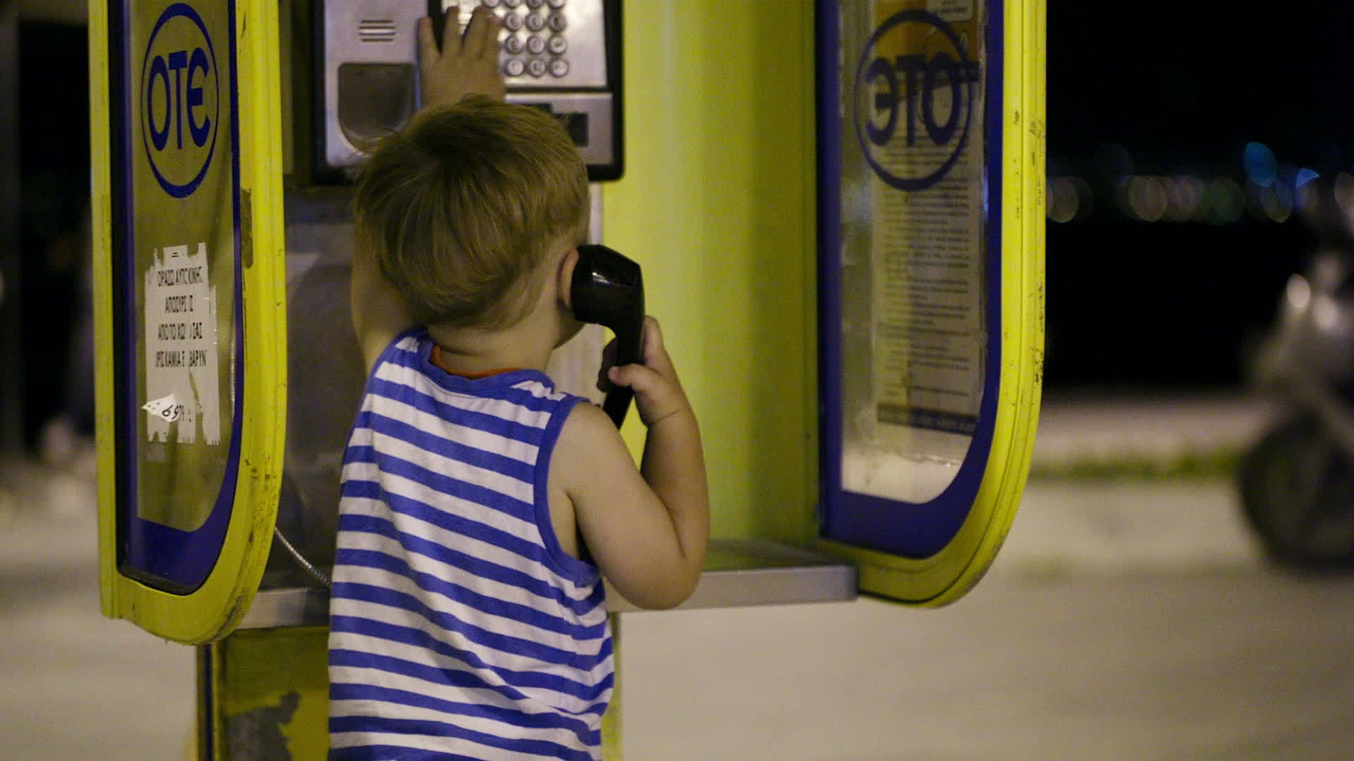 男孩在电话亭谈到电话视频的预览图