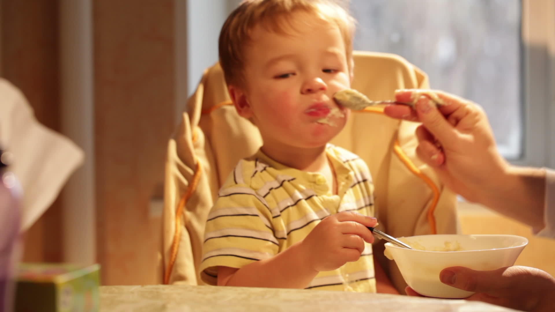 小男孩吃粥的时间错了视频的预览图