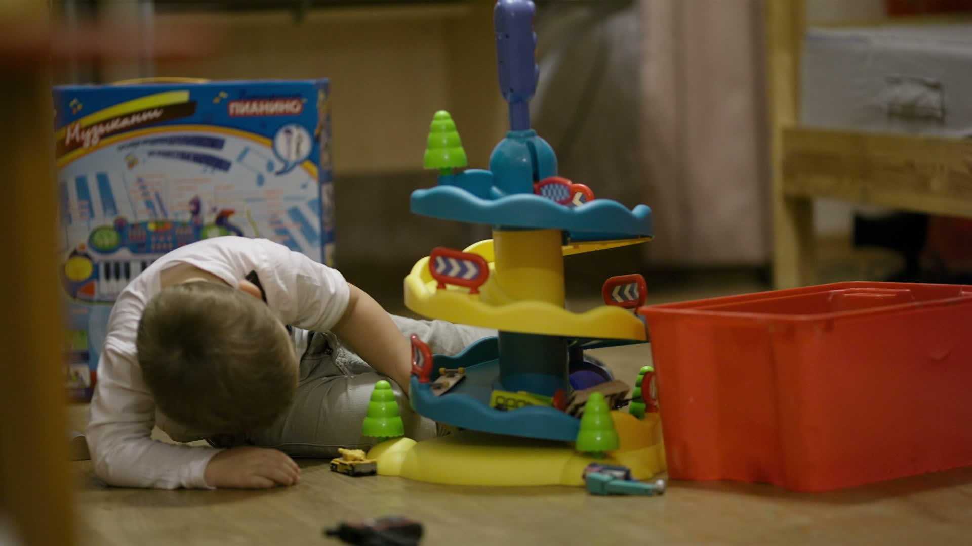 小男孩玩塑料车库的玩具视频的预览图