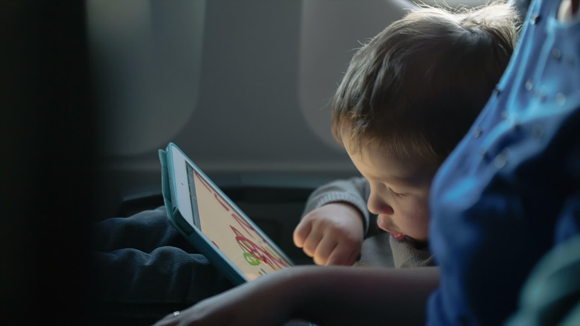 小男孩乘飞机旅行视频的预览图