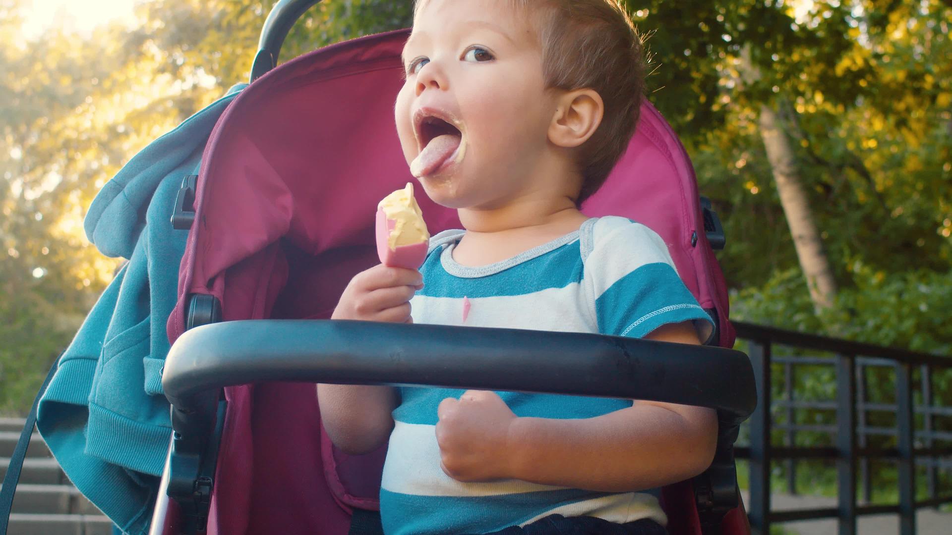 舔冰淇淋的孩子视频的预览图