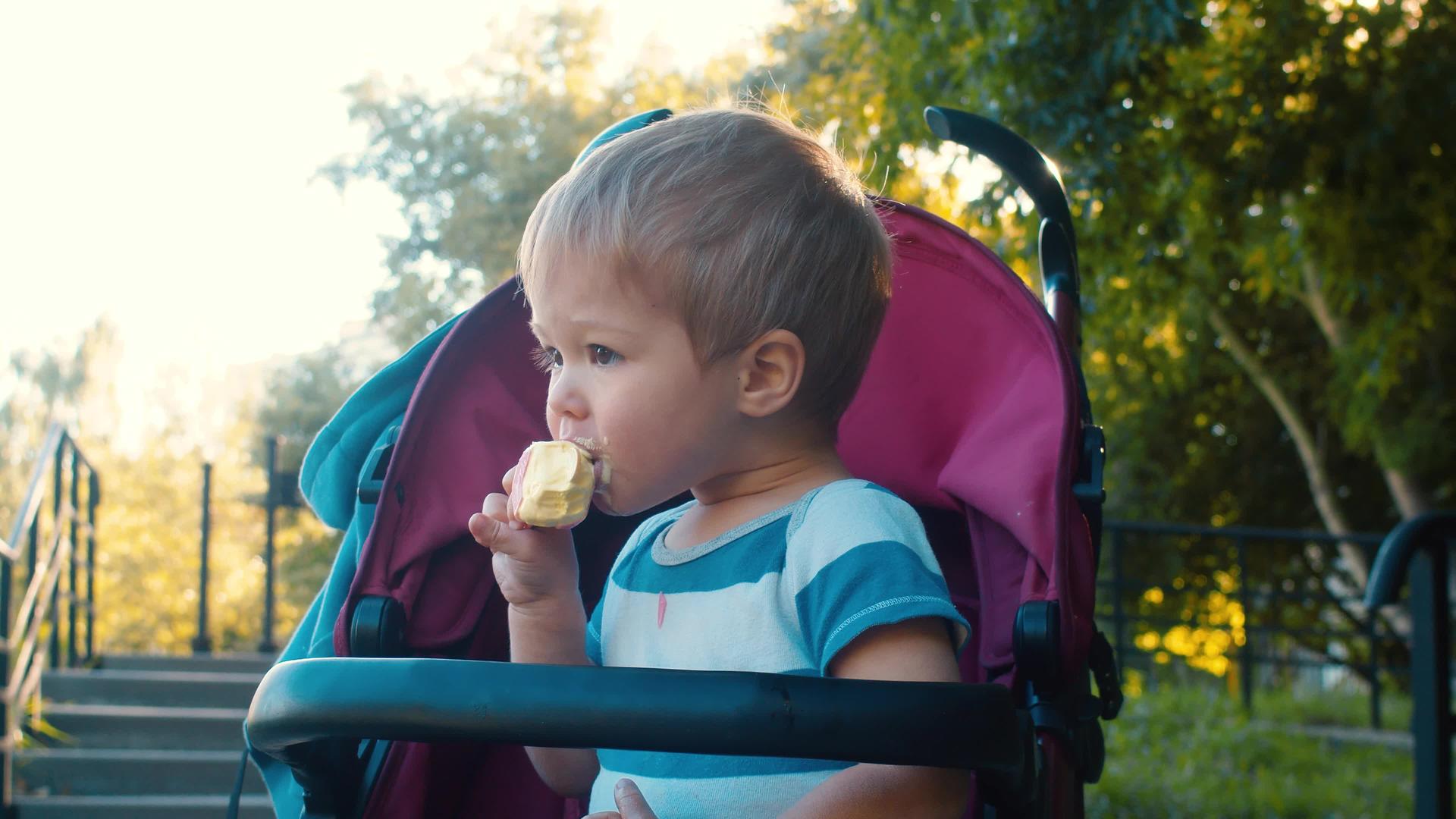 小男孩吃冰淇淋视频的预览图