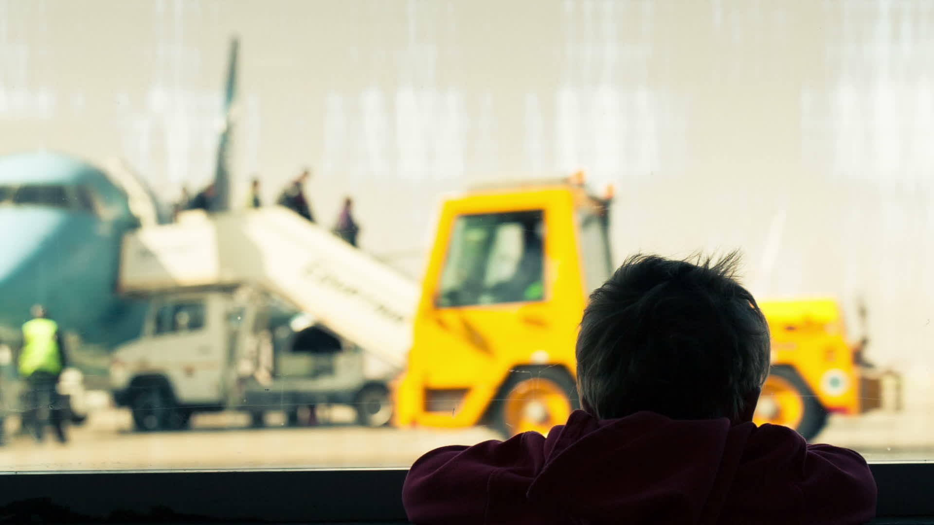 机场的小男孩视频的预览图