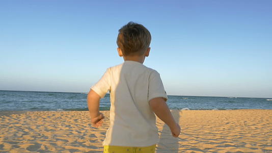 男孩奔向大海视频的预览图