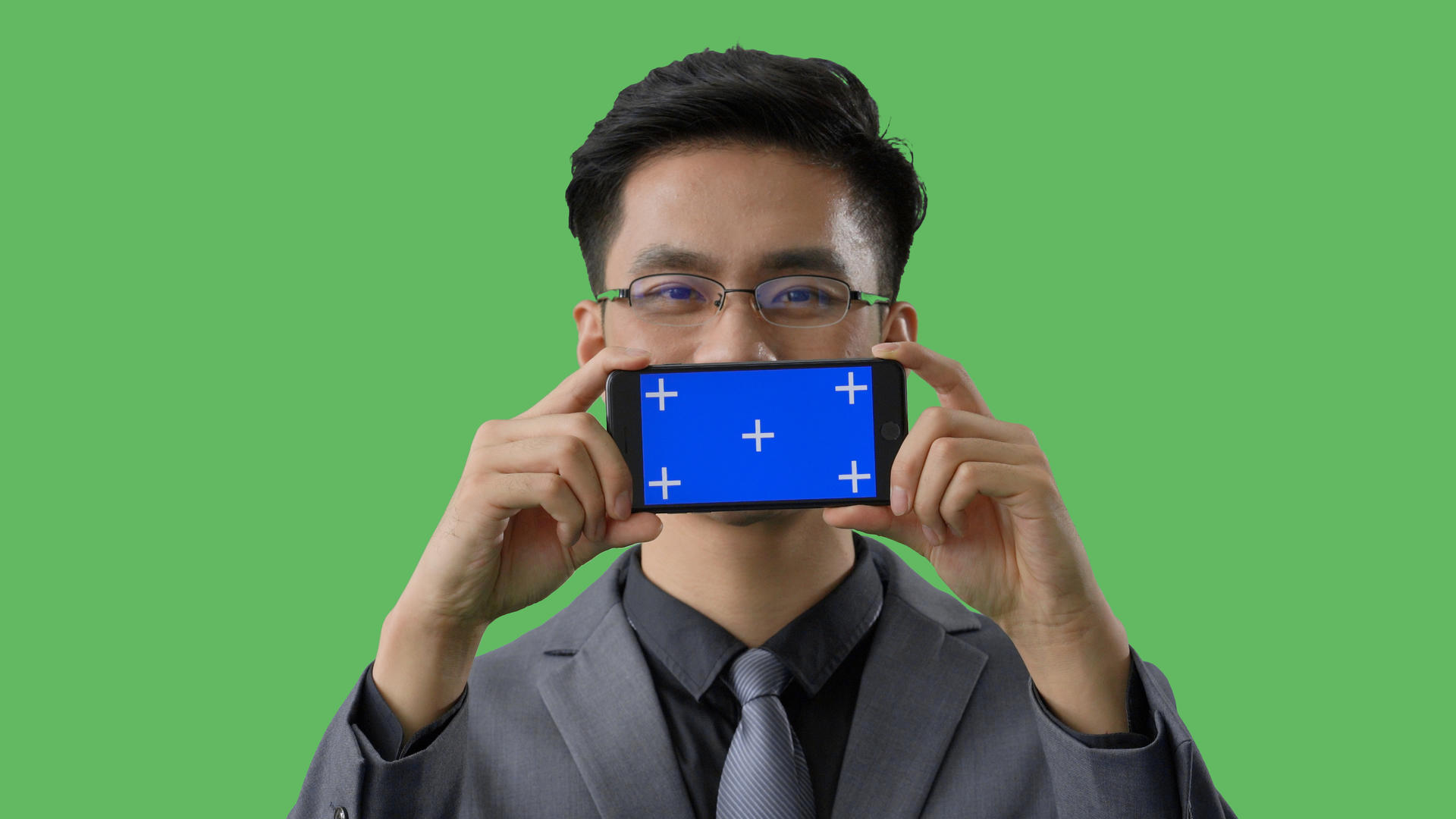 4k绿幕蓝幕合成展示手机的商务男性视频的预览图
