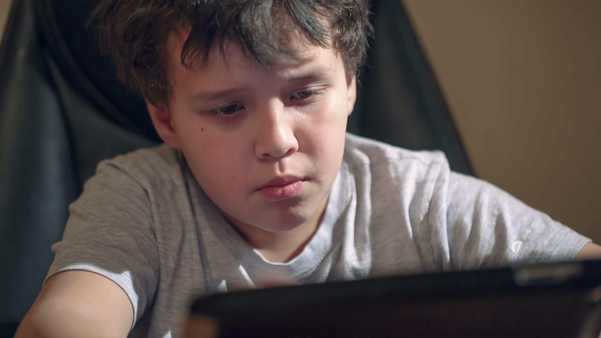 表格中带有平板电脑的男孩视频的预览图