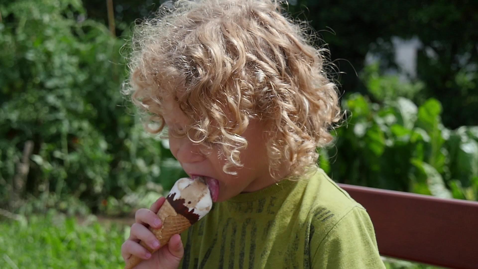 吃冰淇淋的金发小男孩视频的预览图