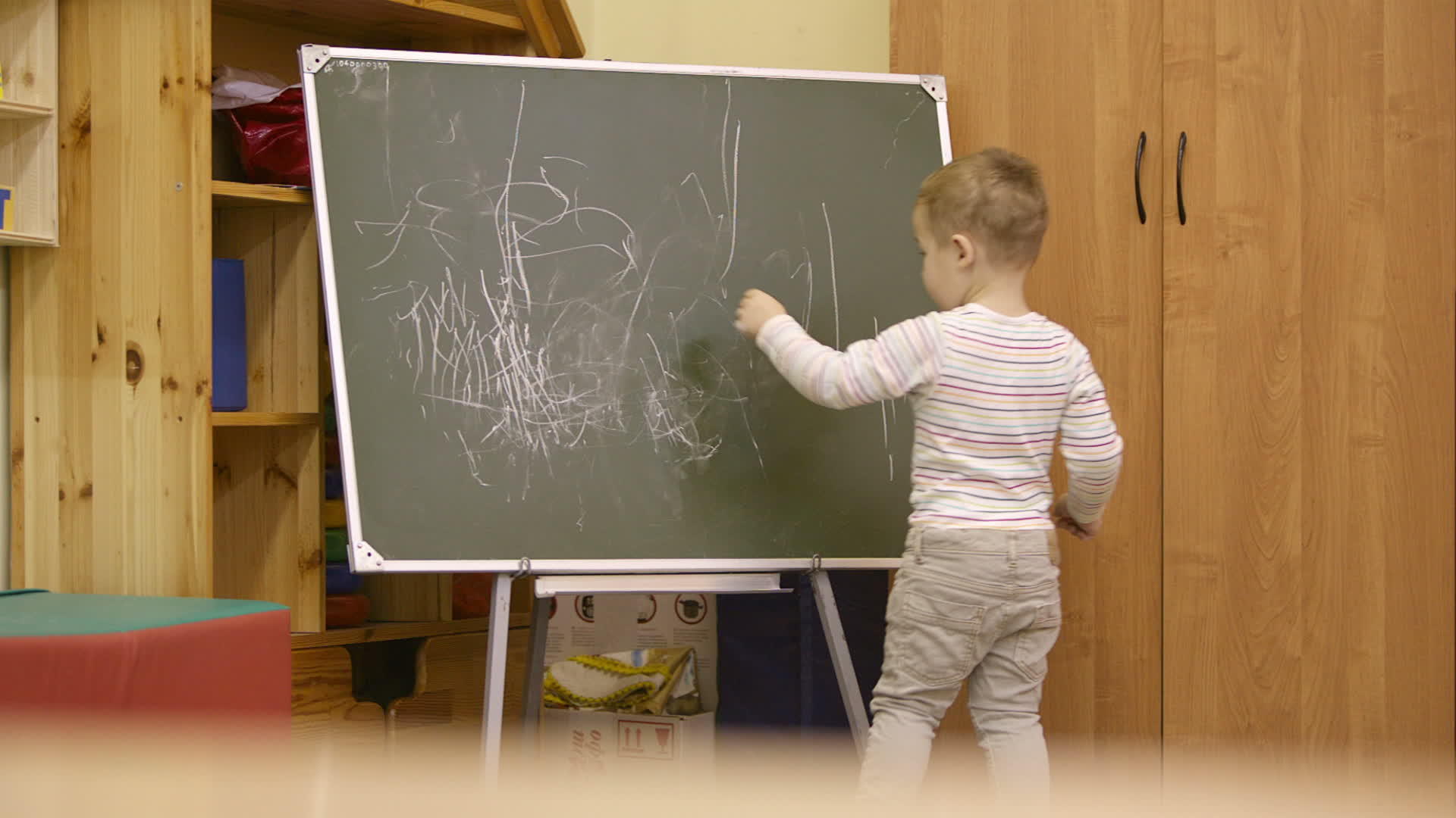 小男孩在幼儿园画黑板视频的预览图
