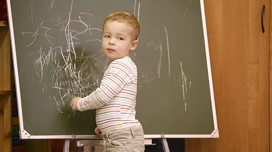 创意小男孩在黑板上画画视频的预览图
