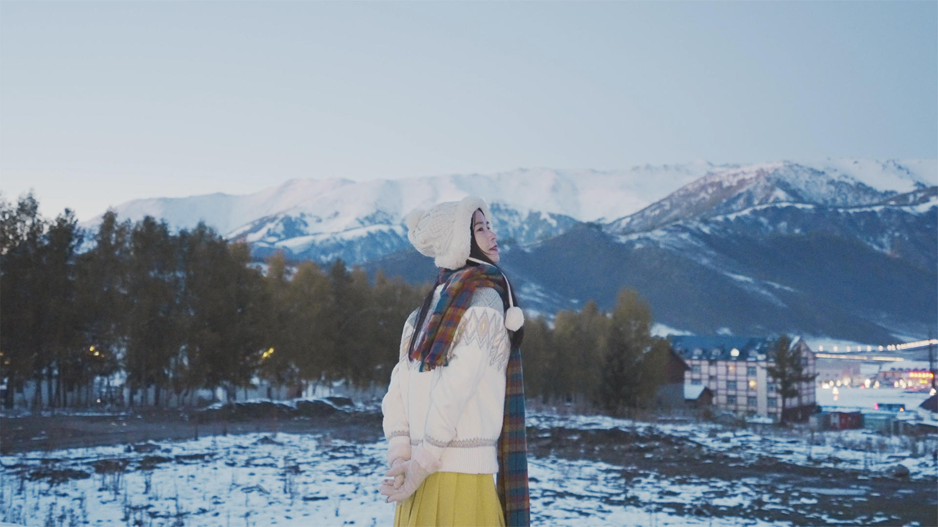4K升级为新疆阿勒泰贾登峪雪景和少女视频的预览图