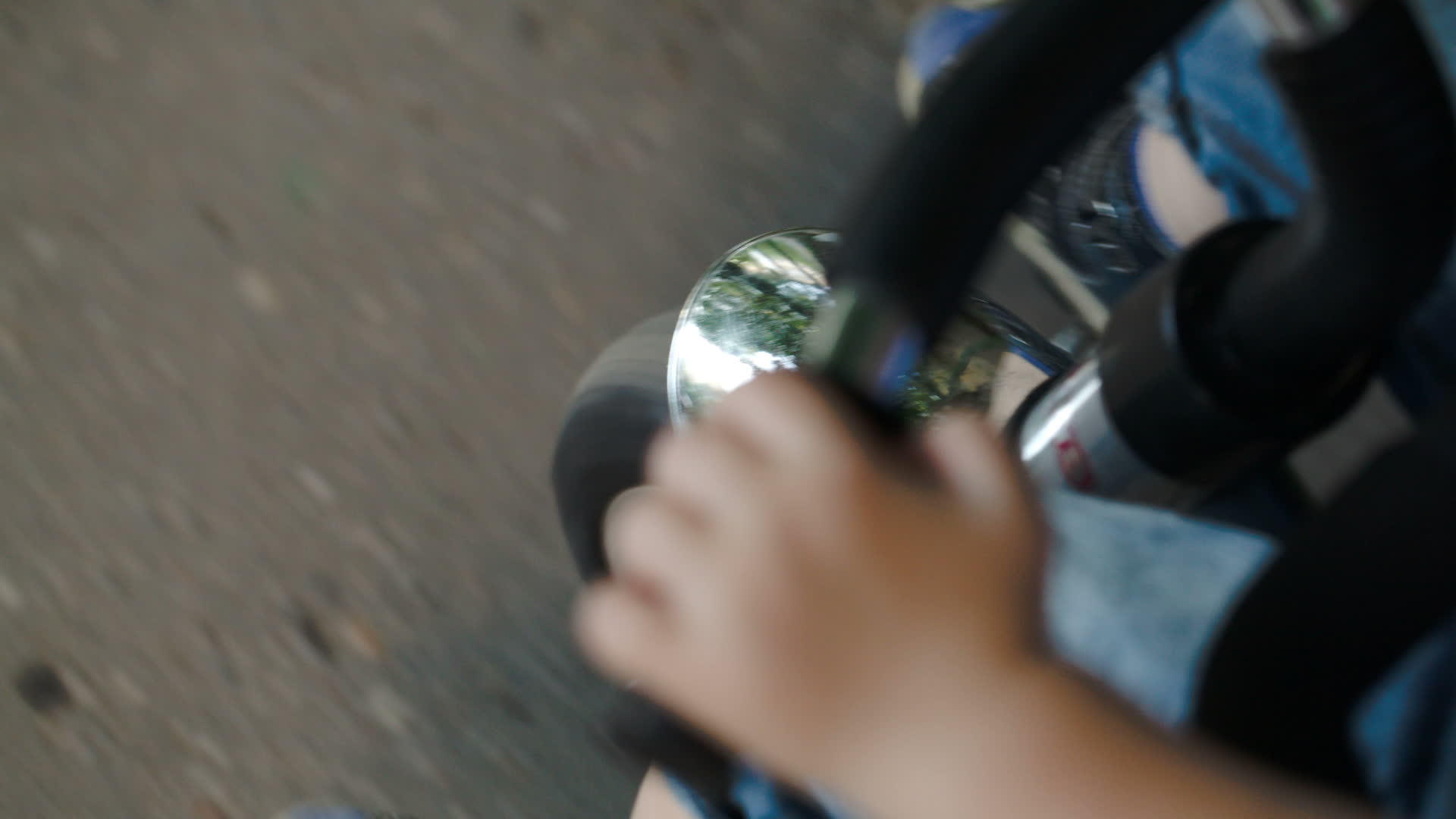 快速骑自行车的孩子视频的预览图