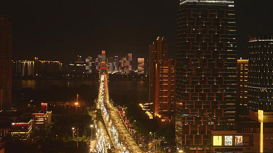 城市天际线商务建筑交通道路车流夜景灯光4k素材视频的预览图