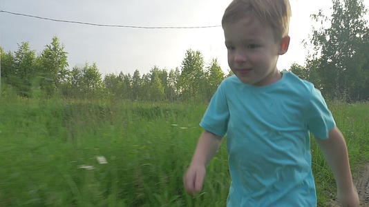 在农村跑步的孩子数量视频的预览图