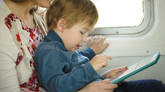 孩子的床垫坐在母亲的火车上视频的预览图