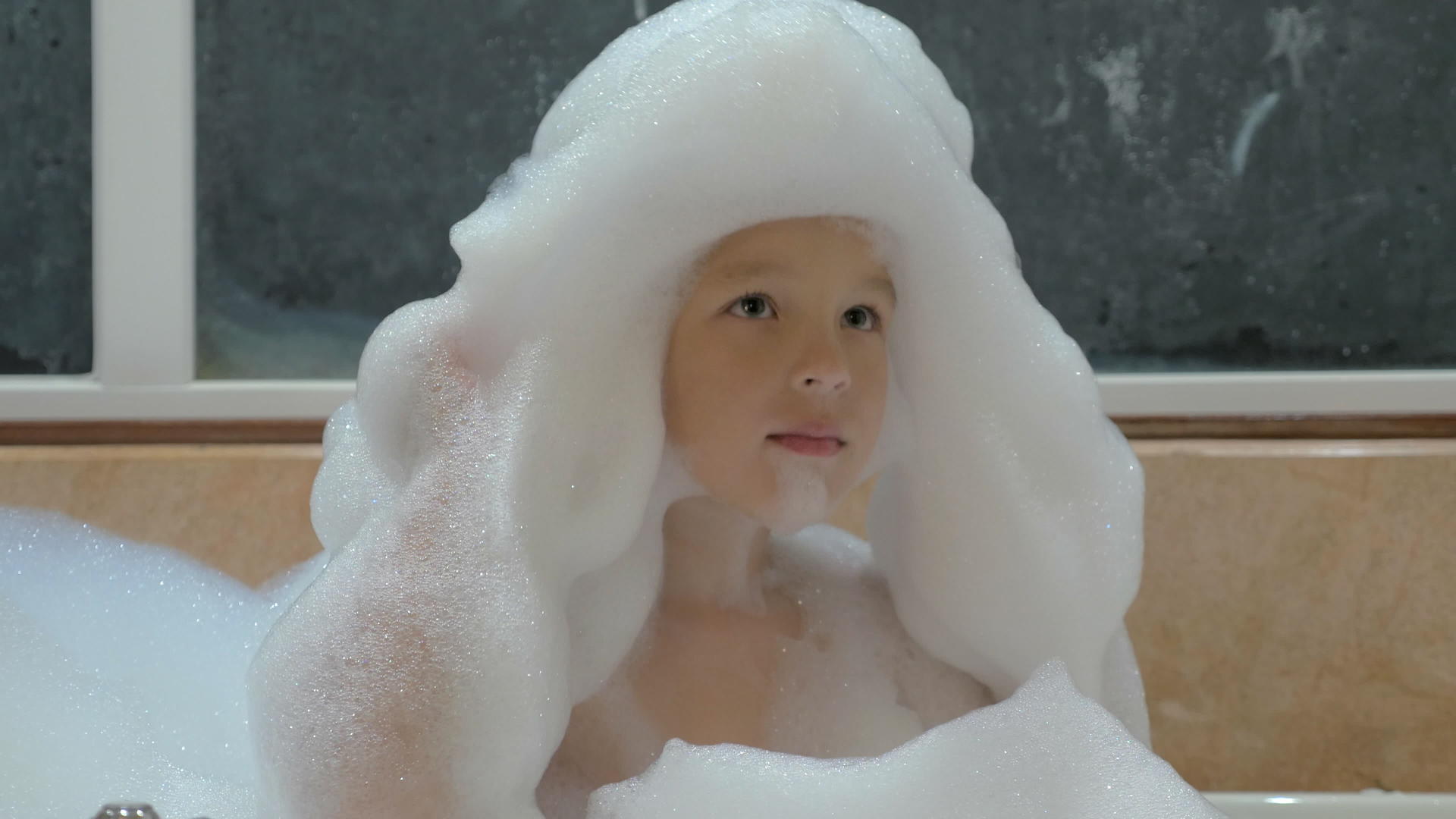 洗澡时和泡泡一起玩孩子的乐趣视频的预览图
