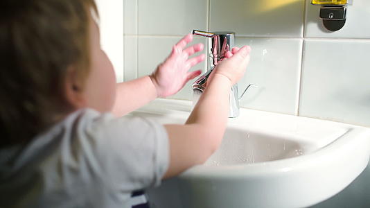 男孩用软肥皂洗手关掉水视频的预览图