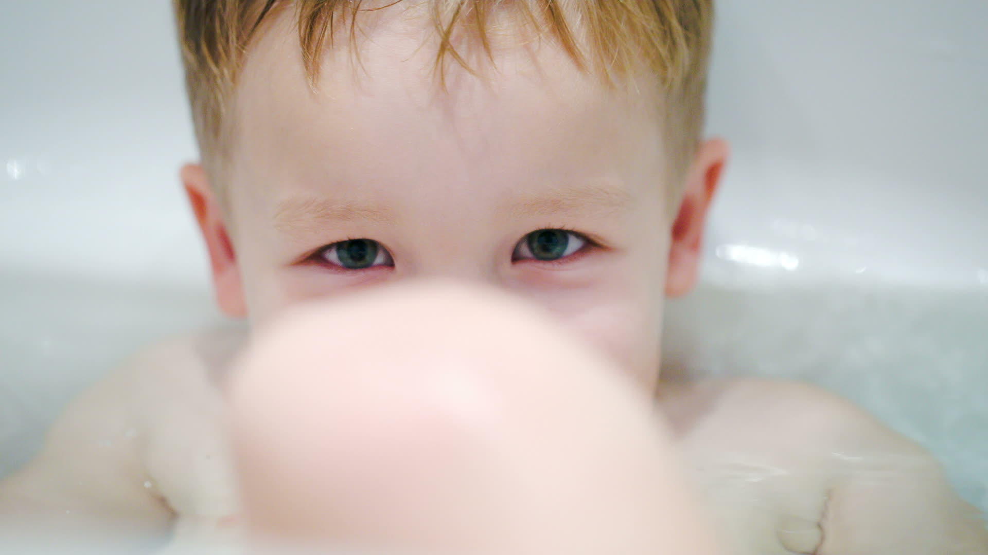 小男孩洗澡时微笑视频的预览图