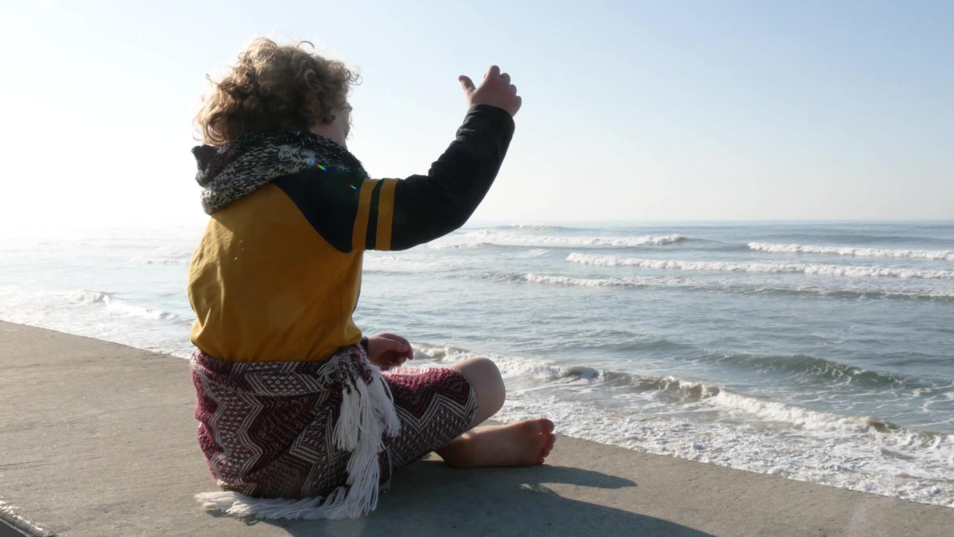 一个小男孩看着大海视频的预览图