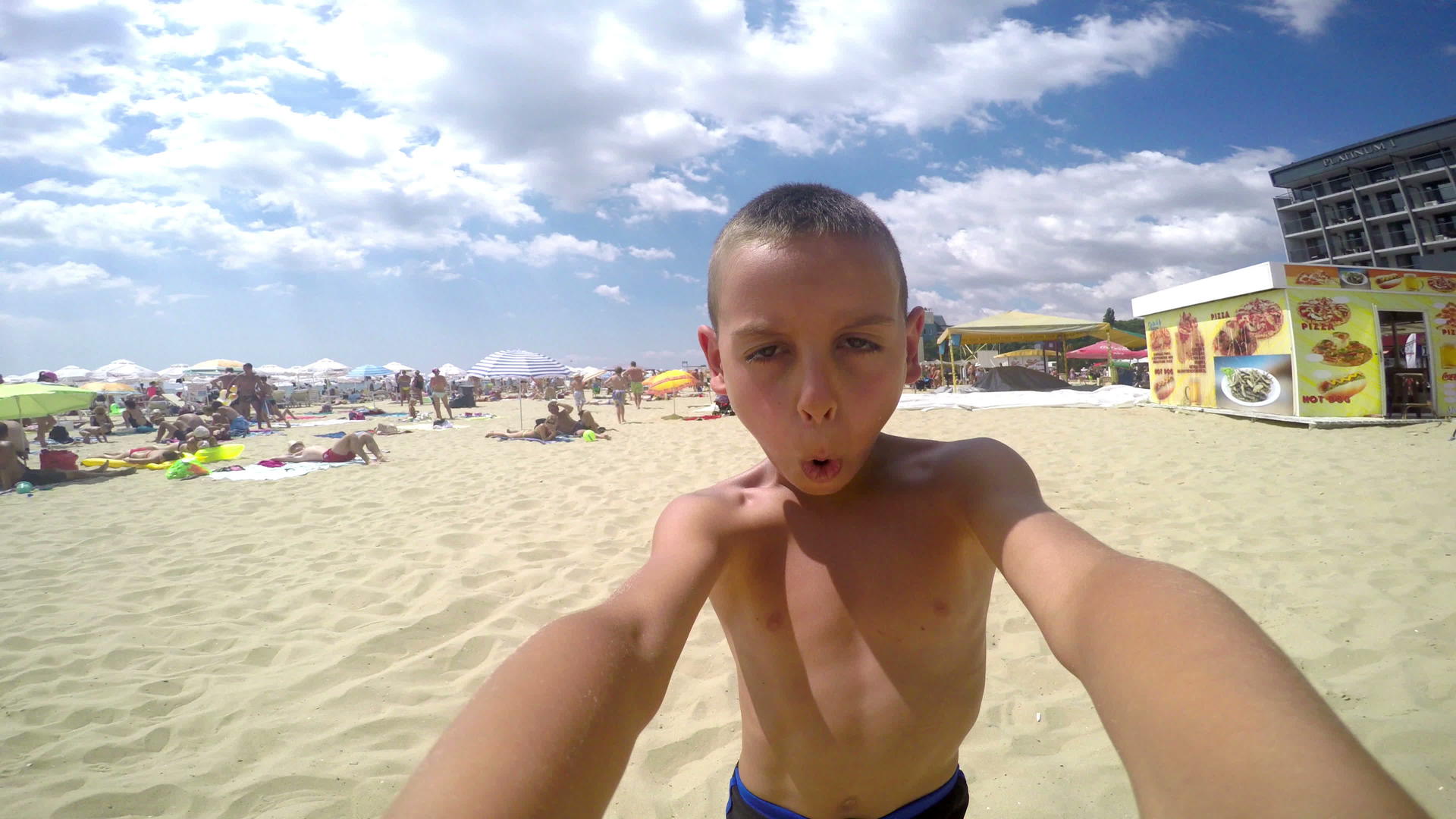 头晕的男孩在海滩上摇晃了4公里视频的预览图