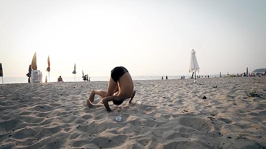 男孩在暑假期间在海边跑步、跳跃和慢动作视频的预览图