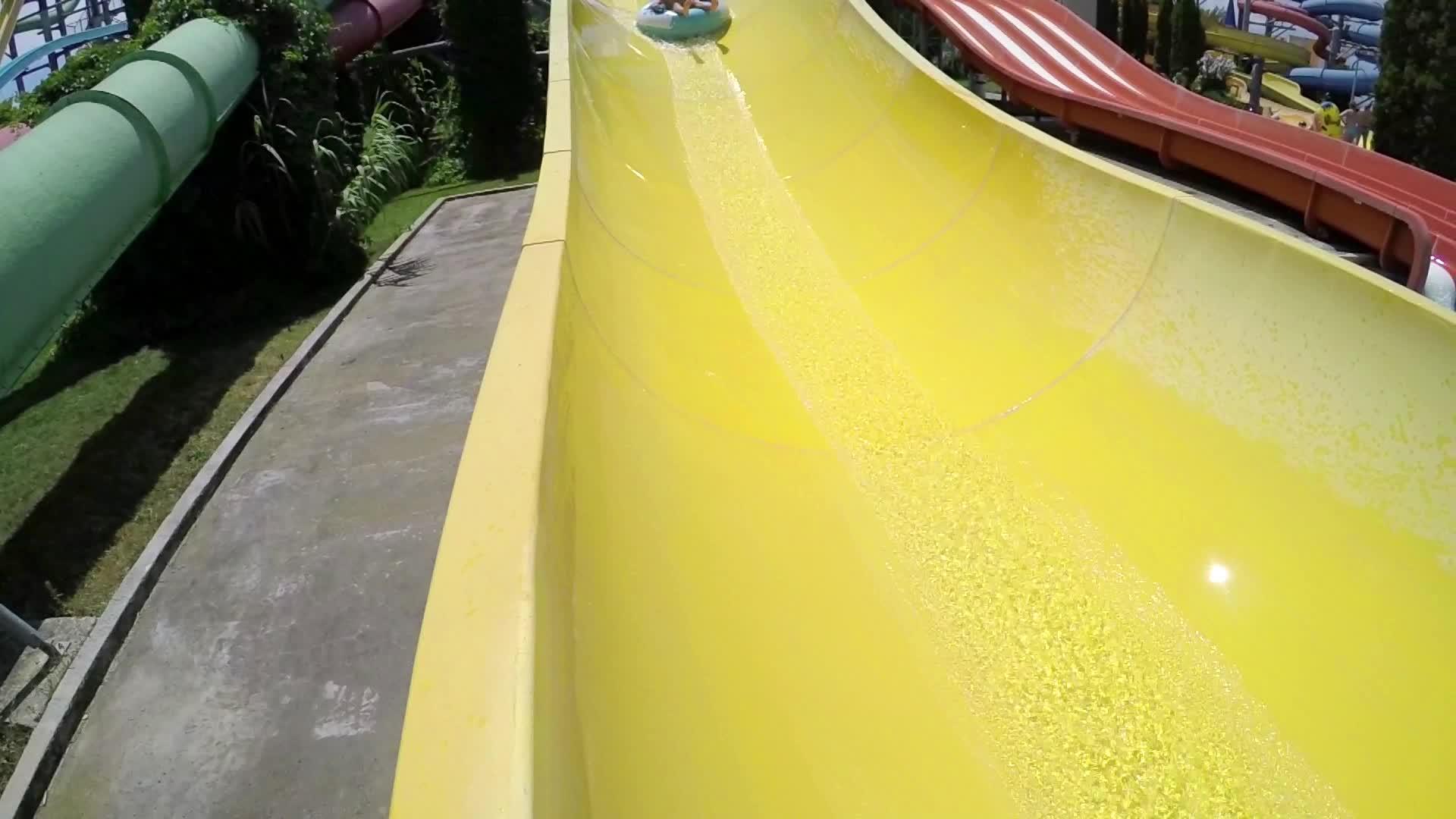 男孩在游泳池里骑着黄色的滑雪掉进游泳池里慢慢移动视频的预览图